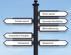 Wegweiser mit Richtungsangaben für mehr Klimaschutz: Energie sparen, Heiztechnik, Wärmedämmung usw. und das Logo der Verbraucherzentrale