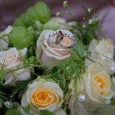 Brautstrauß und Ringe, wie sie zu einer Hochzeit dazugehören