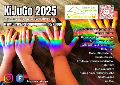 Mehrere Hände von Heranwachsenden übereinander symbolisieren Gemeinschaft und Zusammenhalt