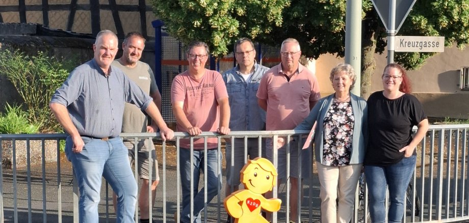 Der Ortsbeirat Nauheim zusammen mit Bürgermeisterin Silvia Scheu-Menzer und einem der 13 neuen StreetBuddies
