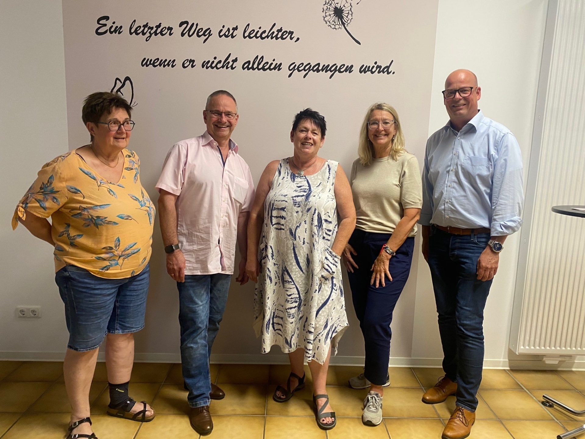 Der Vorstand der Hospizhilfe Goldener Grund: Brigitte Eisel (von links, Kassiererin), Werner Schlenz (Vorsitzender), Carmen Millbrodt (Schriftführerin), Dagmar Buchmann und Frank Groos (beide Beisitzer). Es fehlt Reiner Altenheimer (2. Vorsitzender) Foto: Buchmann