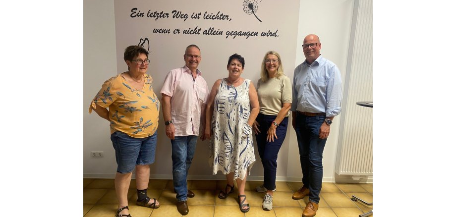 Der Vorstand der Hospizhilfe Goldener Grund: Brigitte Eisel (von links, Kassiererin), Werner Schlenz (Vorsitzender), Carmen Millbrodt (Schriftführerin), Dagmar Buchmann und Frank Groos (beide Beisitzer). Es fehlt Reiner Altenheimer (2. Vorsitzender) Foto: Buchmann