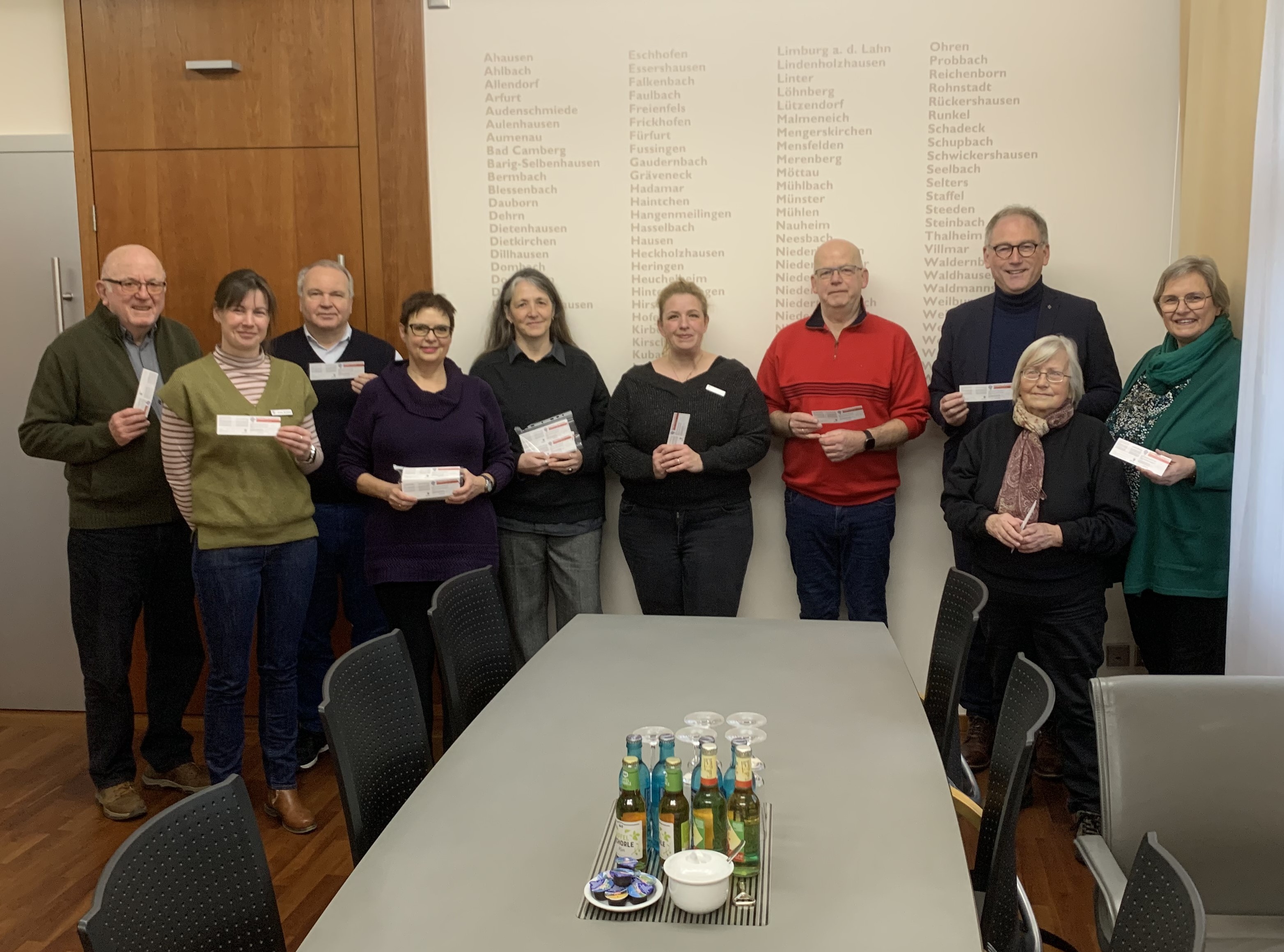 Machen auf den Notfallausweis des Landkreises Limburg-Weilburg aufmerksam (von links): Harald Kalteier, Simone Schlitt, Volker Weber, Birgit Geis, Dr. Christine Eickenboom, Stefanie Pütsch, Thomas Werner, Landrat Michael Köberle, Karin Nickel und Birgitt Kauder.